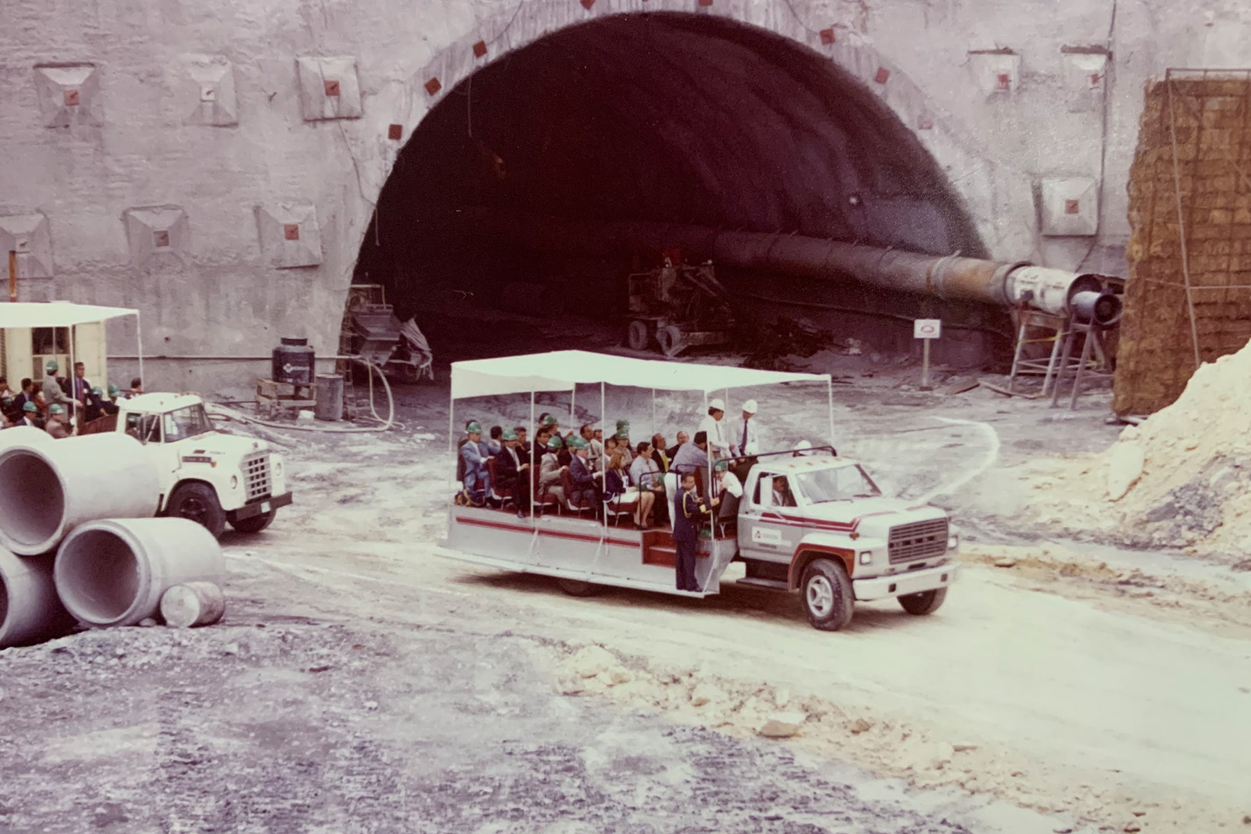 implang-fotos-historicas-Recorrido-en-obra-durante-la-construccion-de-Túnel-Loma-Larga